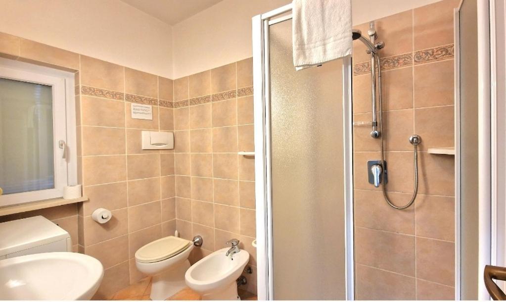 Chiara Pool Apartment Bardolino Bagian luar foto